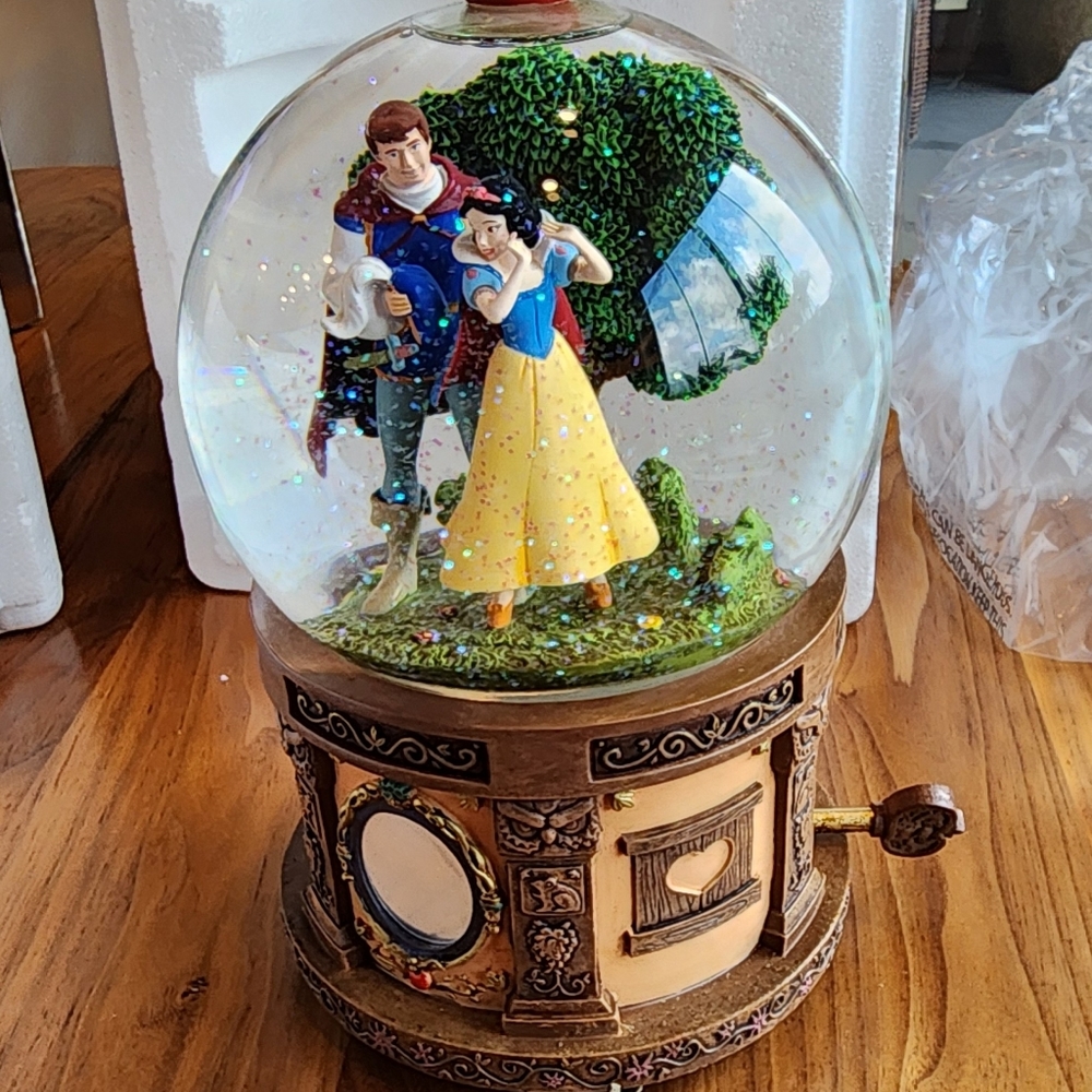 Disney Store Snow White Musical Snow globe "Somenday My Prince Will Come" 10 "